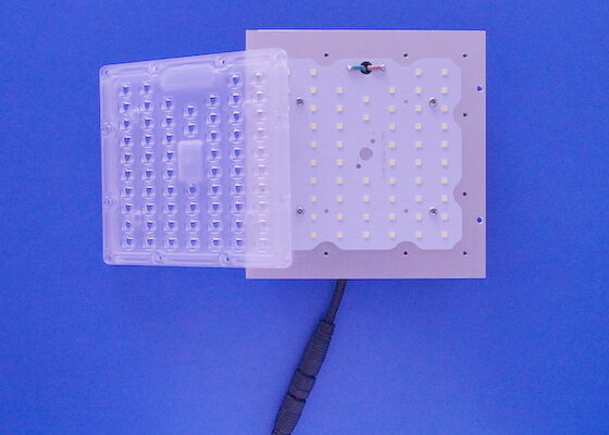 شراء 64LEDs 50W PC Array Lens Module 80x150 درجة 130-140LM ​​/ W التصنيع عبر الإنترنت